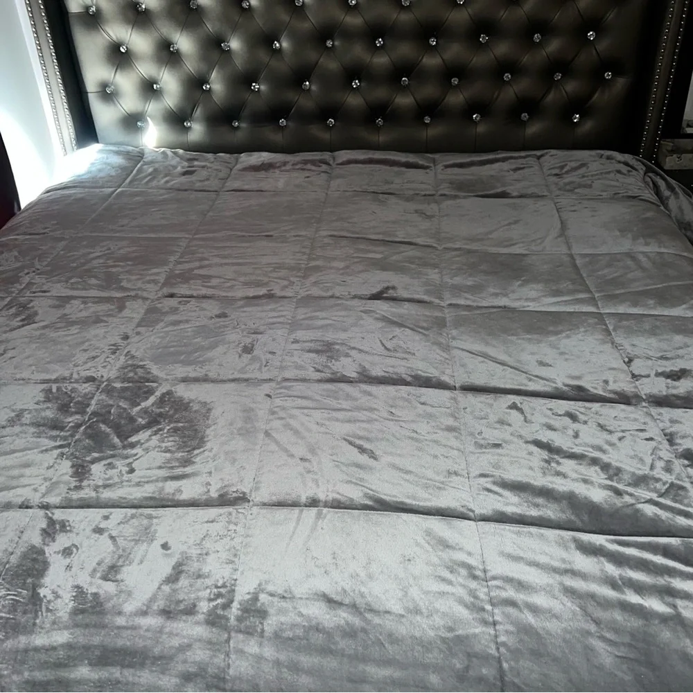 London Fog comforter king Elegant light silver Gray Comforter cream fur back